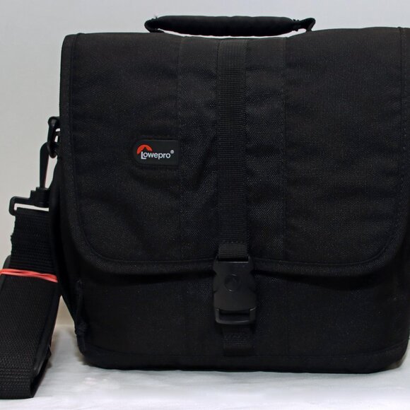 Lowepro DSLR/Mirrorless Bag Kit with 8" Pro lens Pouch NOW $25 WAS $53 - Picture 8 of 16